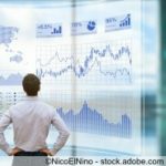 Business Person analysiert Big Data auf einem modernen Display