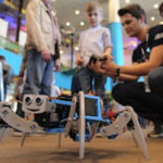 Roboter live in Aktion erleben – Staunende Gesichter sind am Conrad Stand garantiert Fotonachweis: Conrad Electronic/Sven Henig